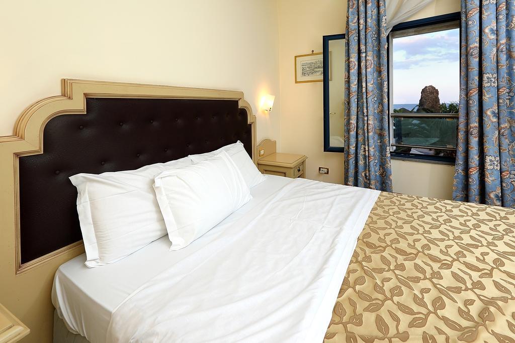 Hotel Grand Faraglioni 4*