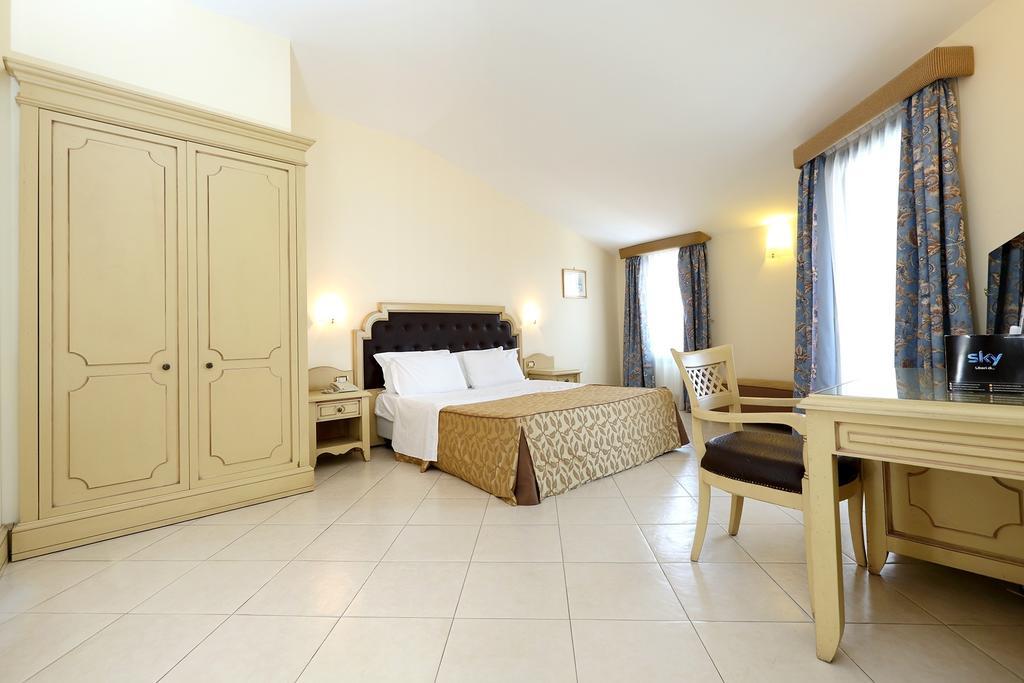 Hotel Grand Faraglioni 4*